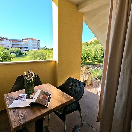 Apartments Goltes Ловречица Экстерьер фото