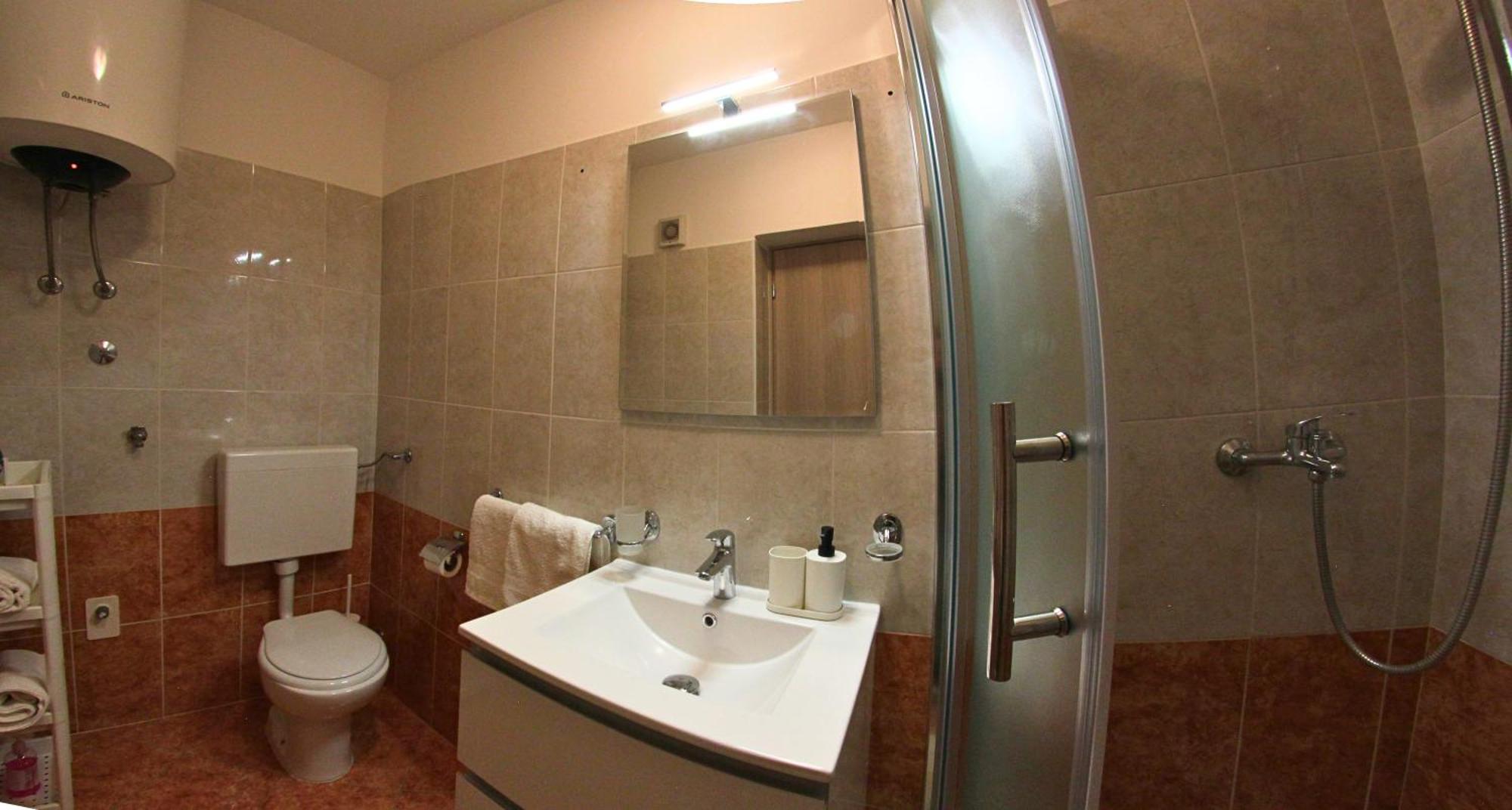 Apartments Goltes Ловречица Экстерьер фото