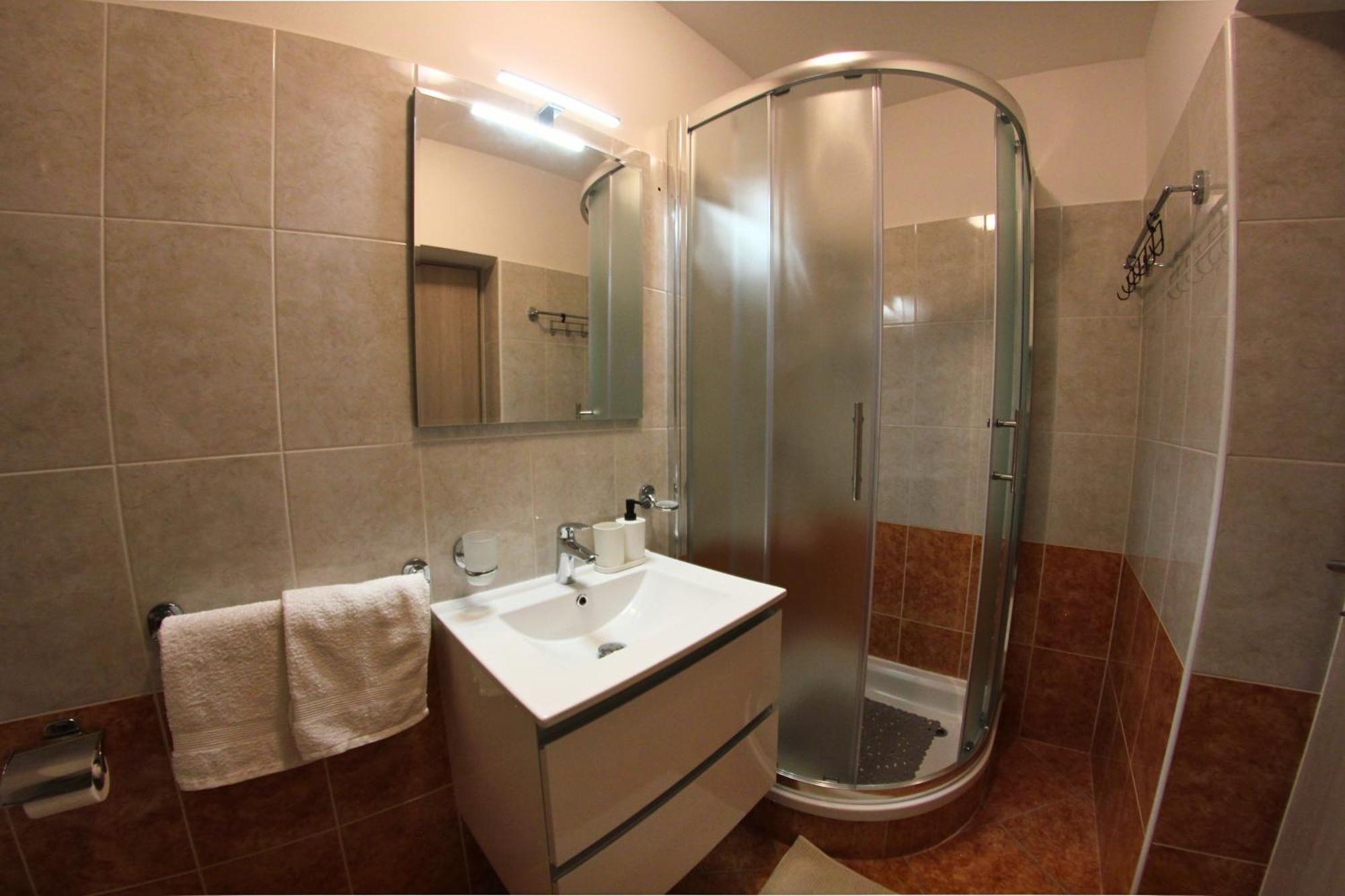 Apartments Goltes Ловречица Экстерьер фото