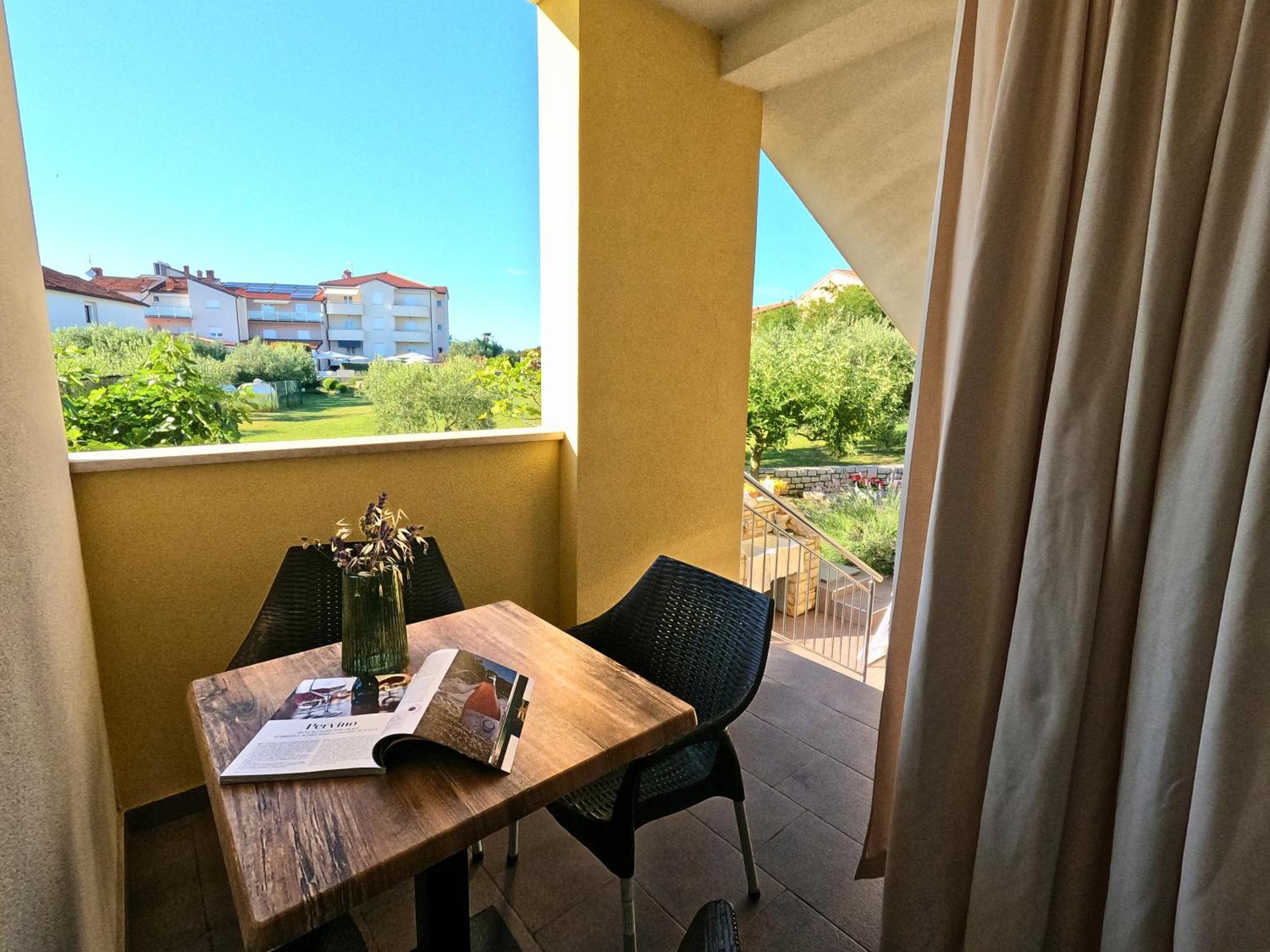 Apartments Goltes Ловречица Экстерьер фото